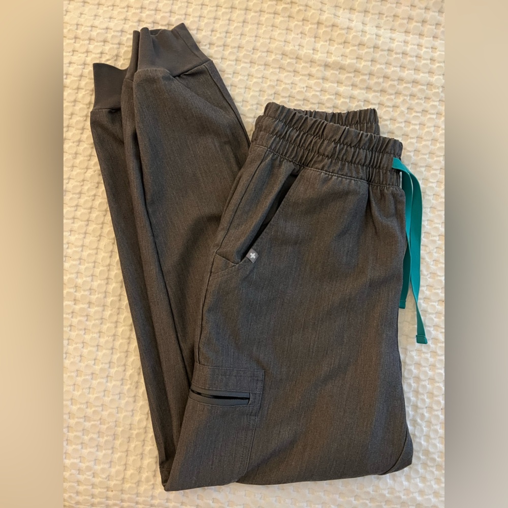 Figs Graphite Scrub Set - Picture 2 of 4